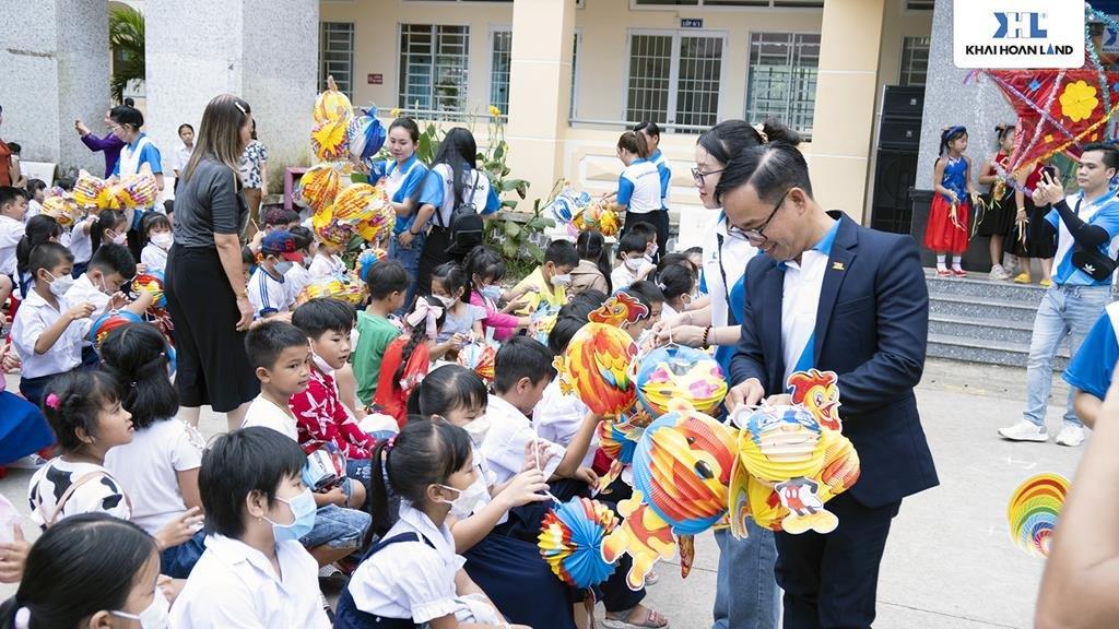 Mỗi em học sinh đều được tặng đèn lồng để đón Trung thu cùng các bạn