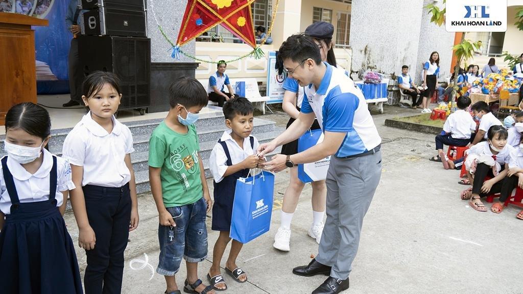 Cùng nhìn lại một số hình ảnh đáng nhớ được Khải Hoàn Land lưu lại trong chuyến đi thiện nguyện ý nghĩa dịp Trung thu 