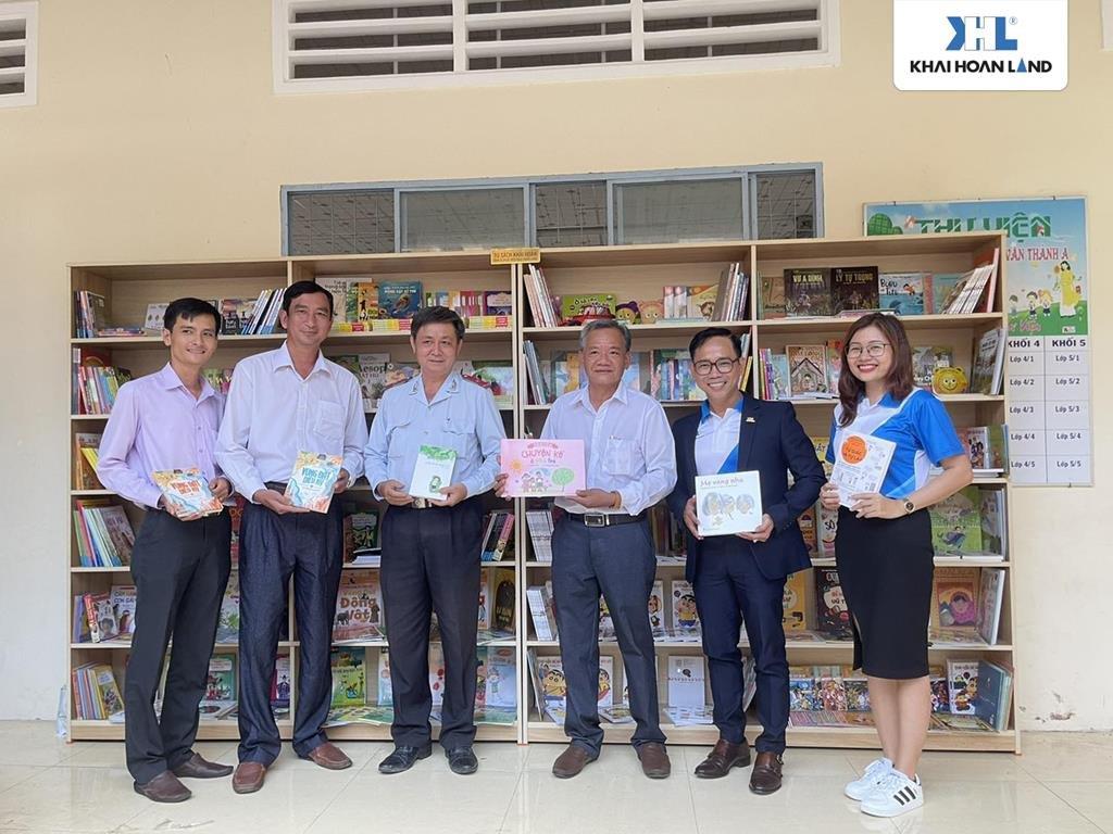 Khải Hoàn Land hàng trăm suất quà dụng cụ học tập, cặp sách, nhu yếu phẩm cũng được trao tặng tận tay các em