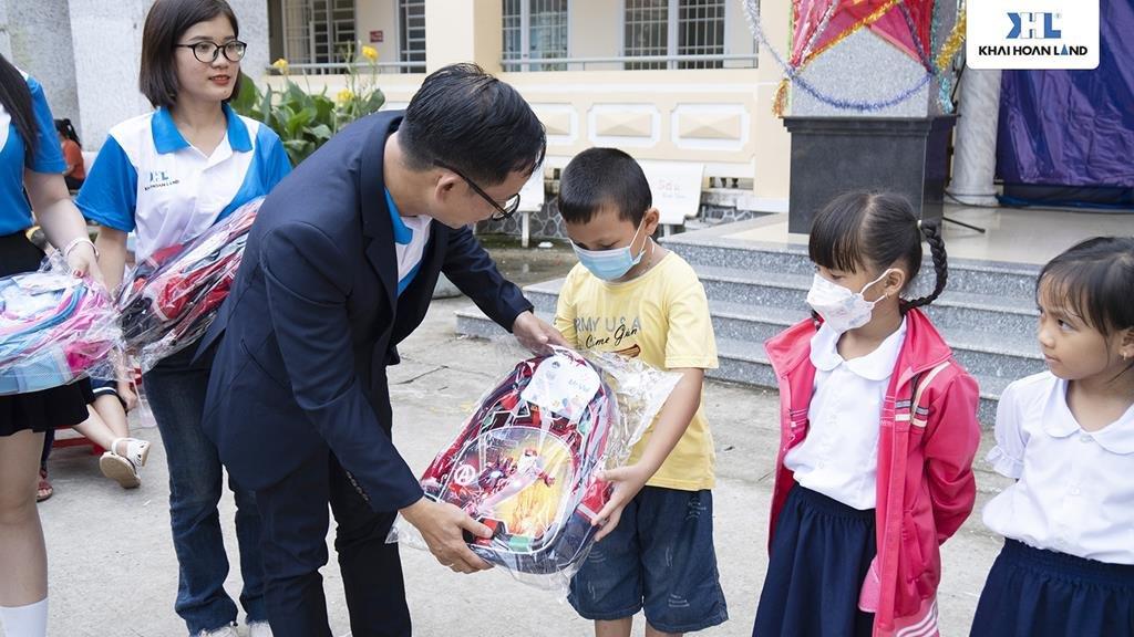 Cùng nhìn lại một số hình ảnh đáng nhớ được Khải Hoàn Land lưu lại trong chuyến đi thiện nguyện ý nghĩa dịp Trung thu 